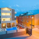 Apartament With Private Swimming Pool Podstrana