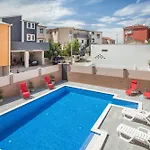 Apartament With Private Swimming Pool *