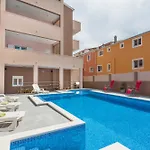 With Private Swimming Pool Apartament Podstrana