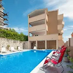 Apartament With Private Swimming Pool *