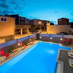 With Private Swimming Pool Apartament Podstrana
