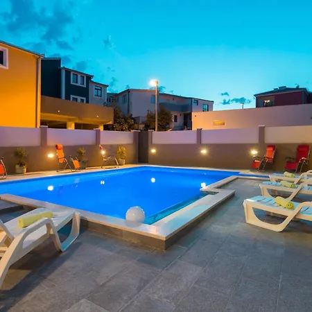 With Private Swimming Pool Apartament Podstrana