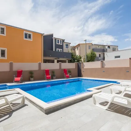 With Private Swimming Pool Podstrana