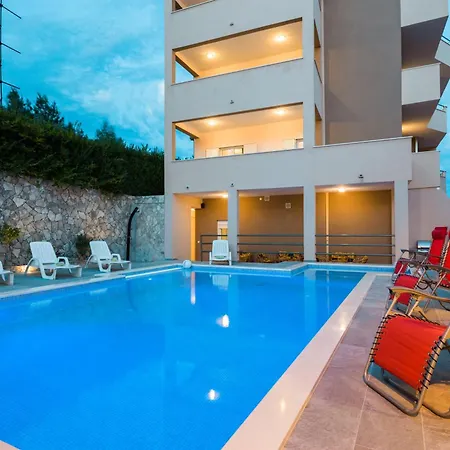 Lägenhet With Private Swimming Pool Podstrana